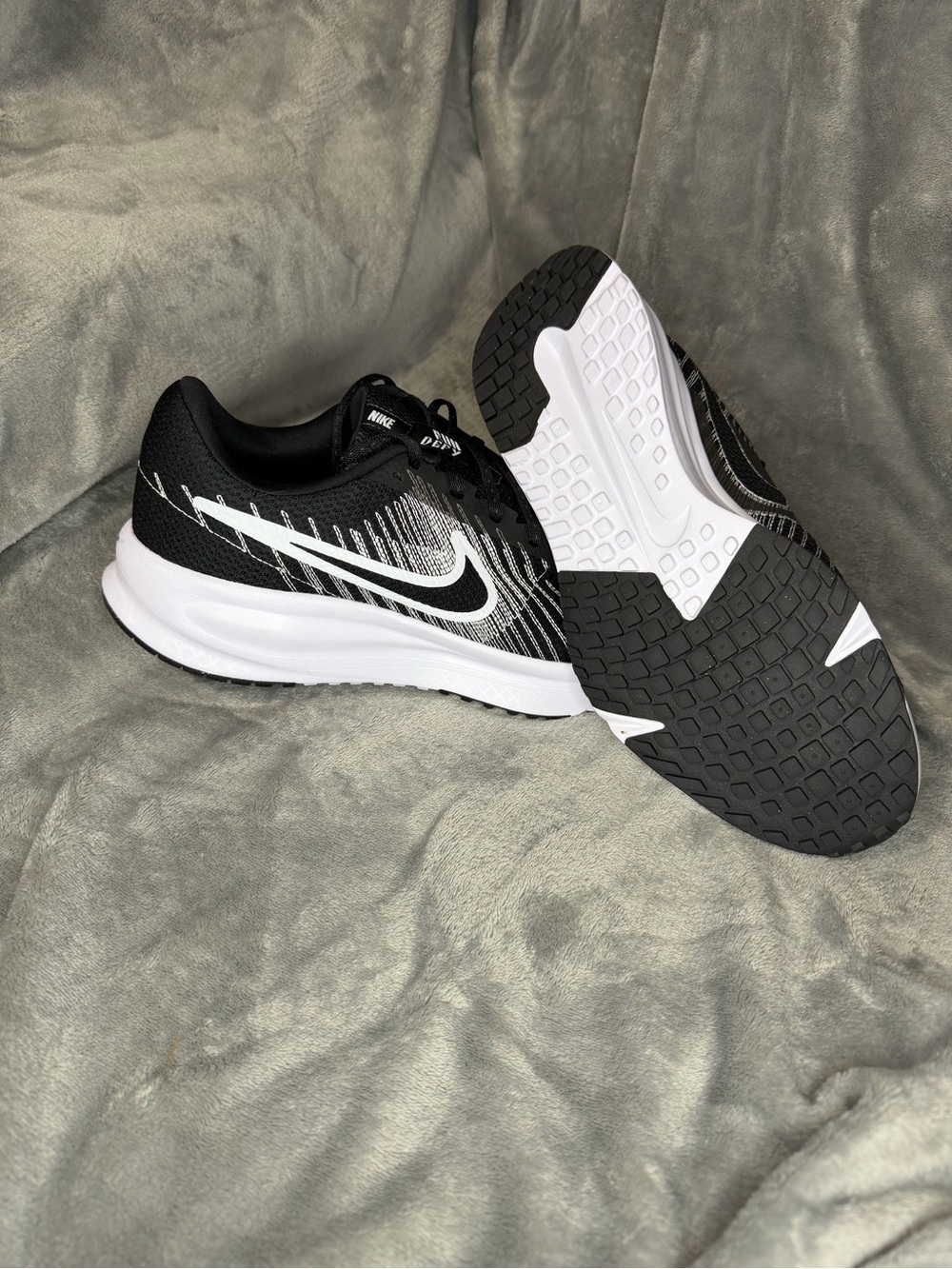 Nike Menās Black and White Athletic Running Shoes